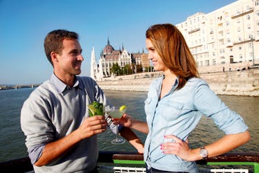Giro in barca sul Danubio con cocktail e trasporto incluso